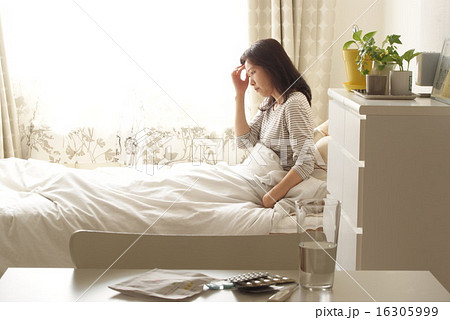 体調が悪い朝の女性 16305999