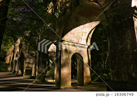 夜の南禅寺水路閣の写真素材