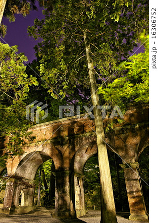 夜の南禅寺水路閣の写真素材