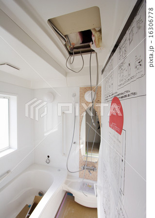 ユニットバス　施工中の現場　点検窓よりグラスウールと電気配線 16306778