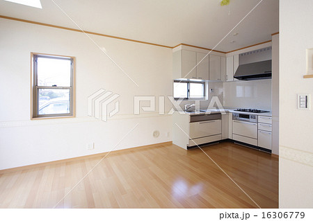 狭小住宅 リビングとl型キッチン リビングのスペースを広く確保 シンプル家具なし施工例の写真素材