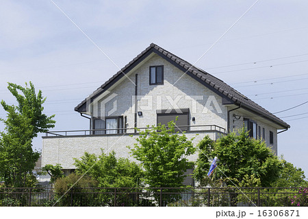 戸建て住宅 イメージ 日本伝統の切妻屋根とモダンテイスト 融合仕様の写真素材