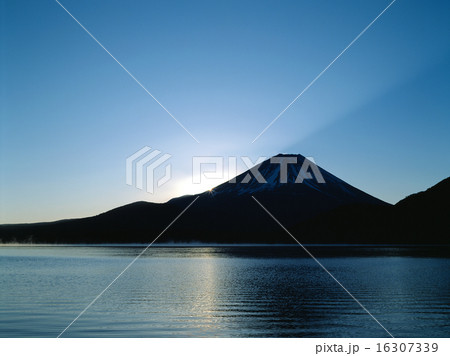 朝焼けの富士と精進湖 朝焼けの富士と精進湖 16307339
