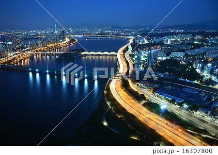 韓国　ソウルの漢江の夜景と車の光跡 16307800