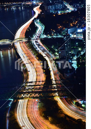 韓国 ソウルの漢江近郊の夜景と車の光跡 韓国 ソウルの漢江近郊の夜景と車の光跡 16307805