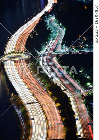 韓国 ソウルの漢江近郊の夜景と車の光跡 韓国 ソウルの漢江近郊の夜景と車の光跡 16307807