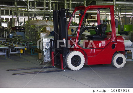 荷物を運ぶフォークリフト　　エンジン式のフォークリフト 16307918