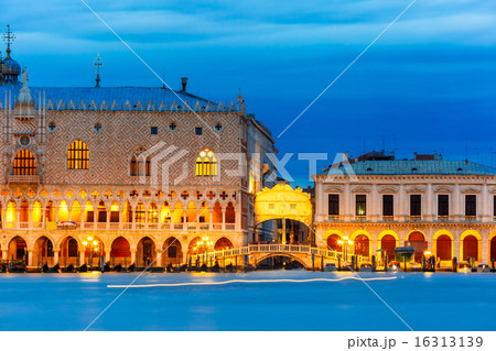 Doges Palace and Ponte dei Sospiri, night, Venice Doges Palace and Ponte dei Sospiri, night, Venice 16313139