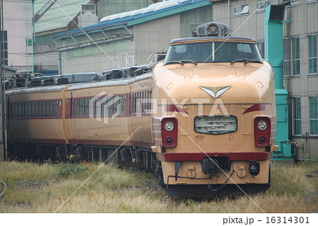 廃車待ちの4系ボンネット車両の写真素材