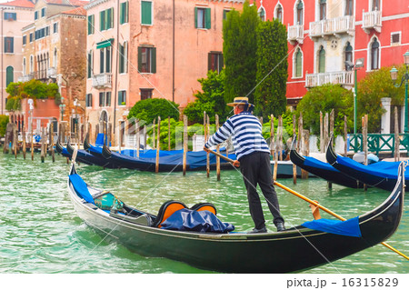 Gondolas on Canal Grande in Venice, Italy 16315829