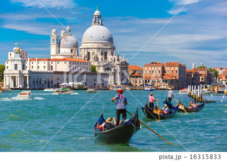 Gondolas on Canal Grande in Venice, Italy 16315833