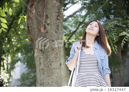 木陰に立つ女性 木陰に立つ女性 16317447