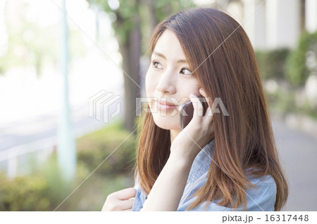 携帯電話で会話する女性 16317448