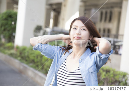 髪をかきあげる女性 髪をかきあげる女性 16317477