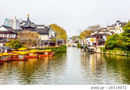 Nanjing Confucius Temple and Qinhuai River 16318072