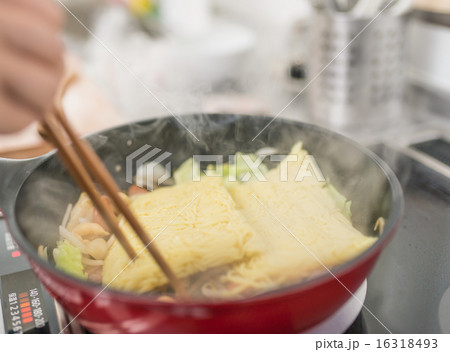 やきそば(麺を投入) やきそば(麺を投入) 16318493