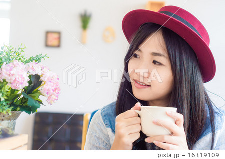 Asian beautiful woman drinking coffee in cafe Asian beautiful woman drinking coffee in cafe 16319109