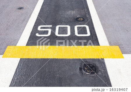 Five hundred metre sign on the road. 16319407