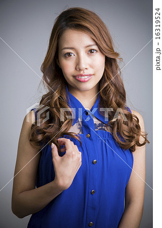 ポートレート　若い女性 16319524