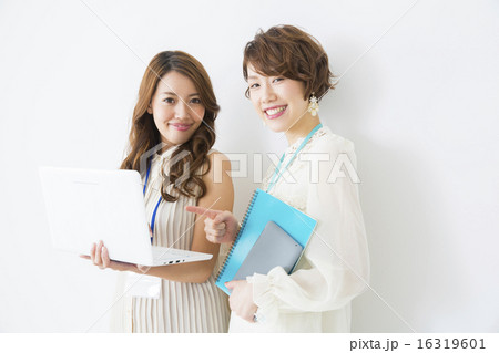 ビジネスイメージ オフィスカジュアル 若い女性2人 ビジネスイメージ オフィスカジュアル 若い女性2人 16319601