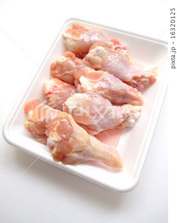 パック詰めされた国産の手羽元 16320125