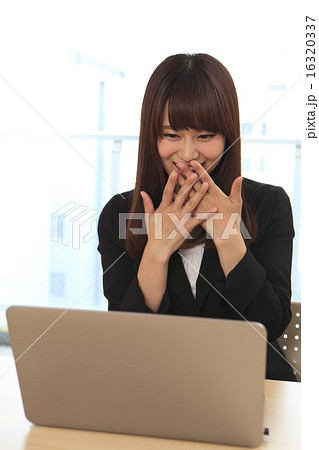 パソコンをする若い女性 パソコンをする若い女性 16320337