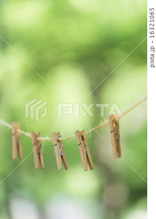 爽やかな洗濯のイメージ　洗濯バサミ 16321065