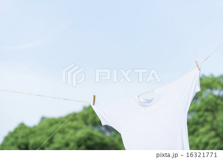 青空と洗濯物　Tシャツ 16321771