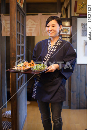 居酒屋で働く若い女の子 居酒屋で働く若い女の子 16322825