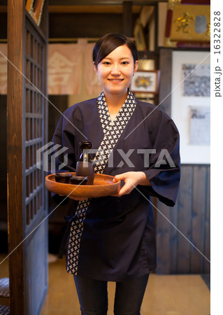 居酒屋で働く若い女の子 居酒屋で働く若い女の子 16322828