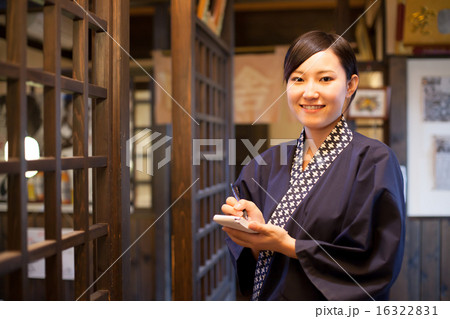 居酒屋で働く若い女の子の写真素材