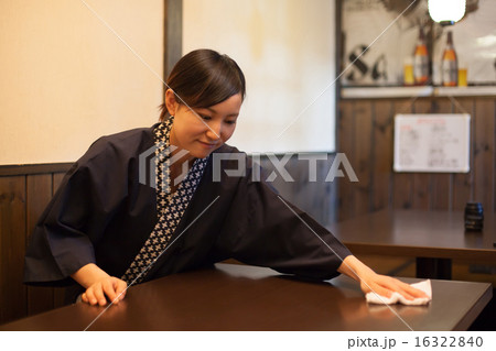 居酒屋で働く若い女の子 16322840