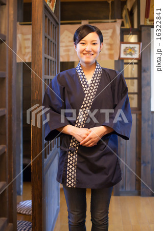 居酒屋で働く若い女の子 居酒屋で働く若い女の子 16322841