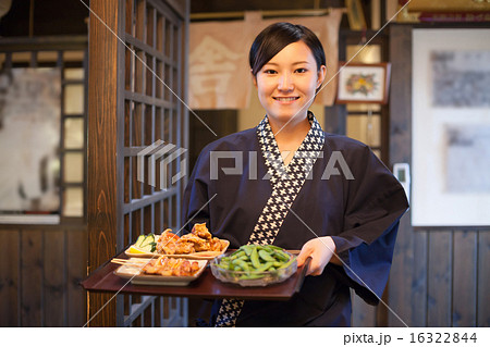 居酒屋で働く若い女の子の写真素材