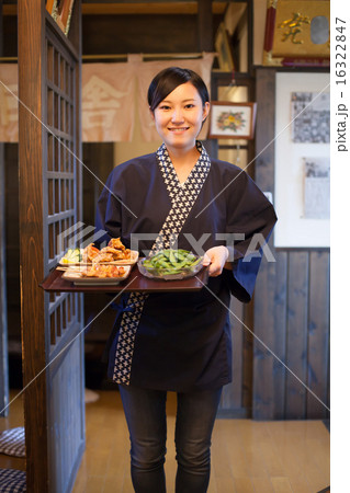 居酒屋で働く若い女の子の写真素材