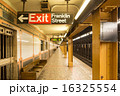 ニューヨークの地下鉄の駅 16325554
