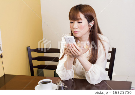 喫茶店で音楽を聴く女性 喫茶店で音楽を聴く女性 16325750