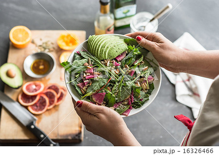 Avocado summer salad with mixed greens 16326466