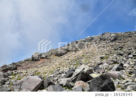 登山道から見上げる那須岳 登山道から見上げる那須岳 16326545