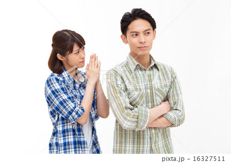 彼氏に謝る彼女イメージの写真素材
