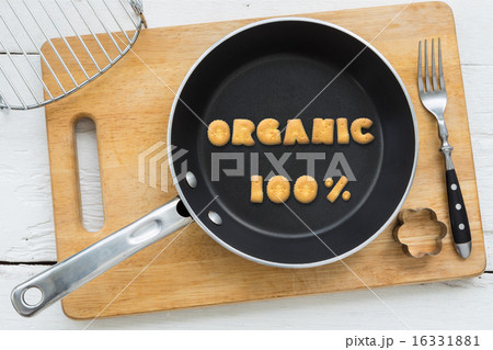 Alphabet crackers word ORGANIC putting in pan 16331881