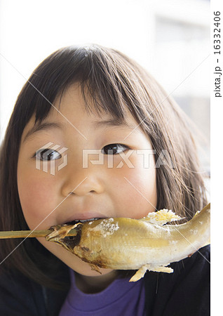鮎の塩焼きを食べる子供の写真素材 [16332406] - PIXTA