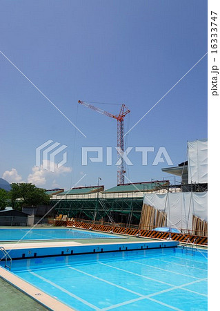 小学校建設現場（大型クレーン） 16333747