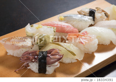 北陸の新鮮な握り寿司 北陸の新鮮な握り寿司 16334391
