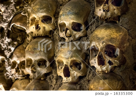 Wall full of skulls and bones chapel in Evora 16335300