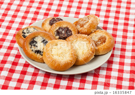 cake on the checkered tablecloth 16335847