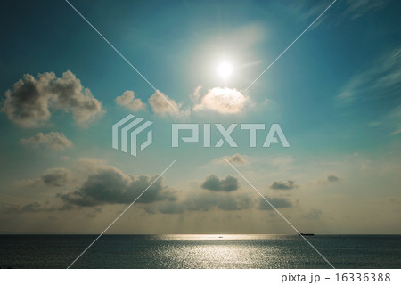 海面に光が反射する晴天の空と雲の風景 海面に光が反射する晴天の空と雲の風景 16336388