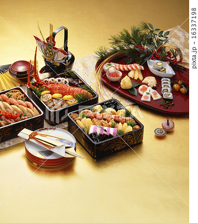 金色の紙に豪華なおせち料理 16337198