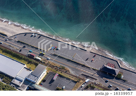 七里ガ浜海岸駐車場付近を空撮の写真素材