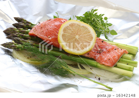 サーモンのホイル焼き 16342148